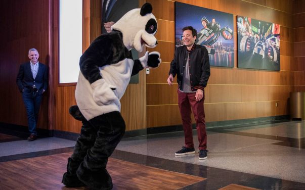 Jimmy-Fallon-and-Hashtag-the-Panda-at-Race-Through-New-York-1170x731